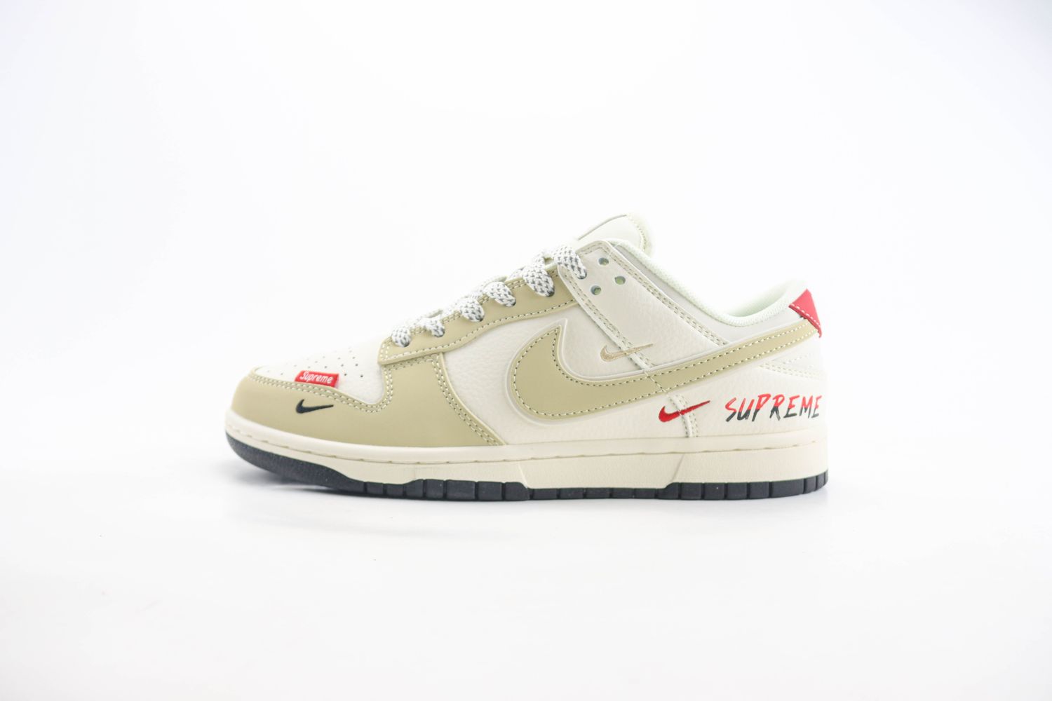 Nike SB Dunk Low supreme