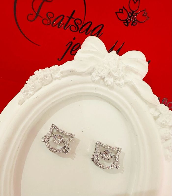 Kitty-тэй ээмэг