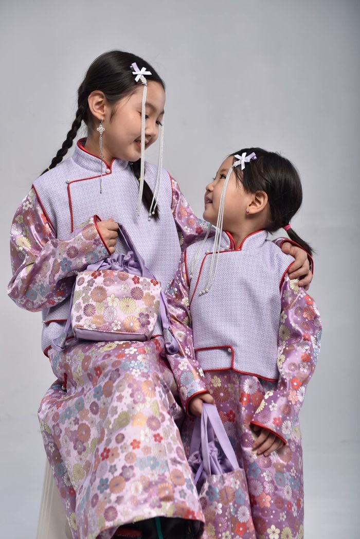 Торгон дээл твийд хантааз хослол