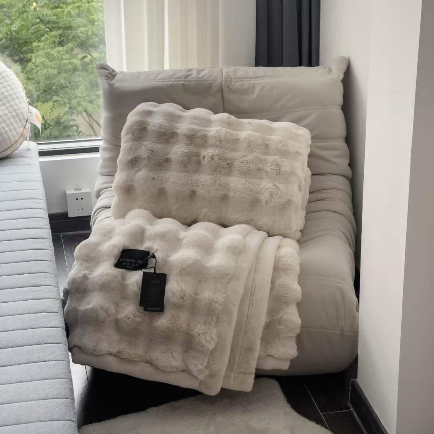 Туулай шиг зөөлөн үслэг дулаахан бүтээлэг