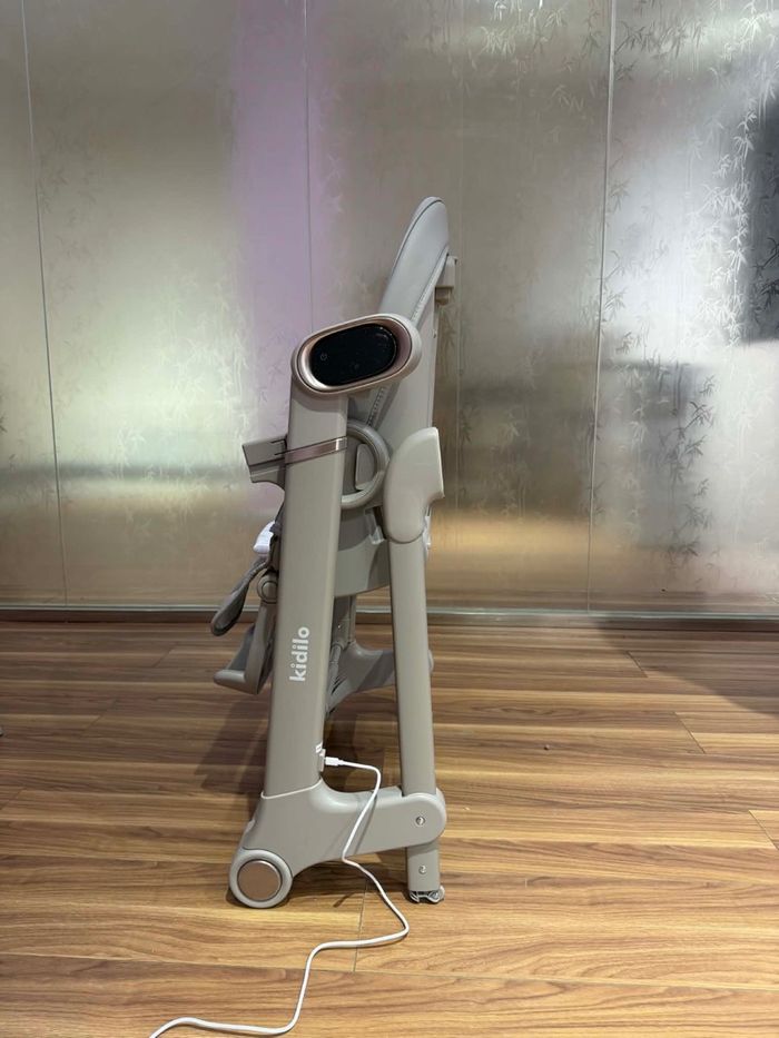 Бүүвэйлэгчтэй хоолны ширээ 