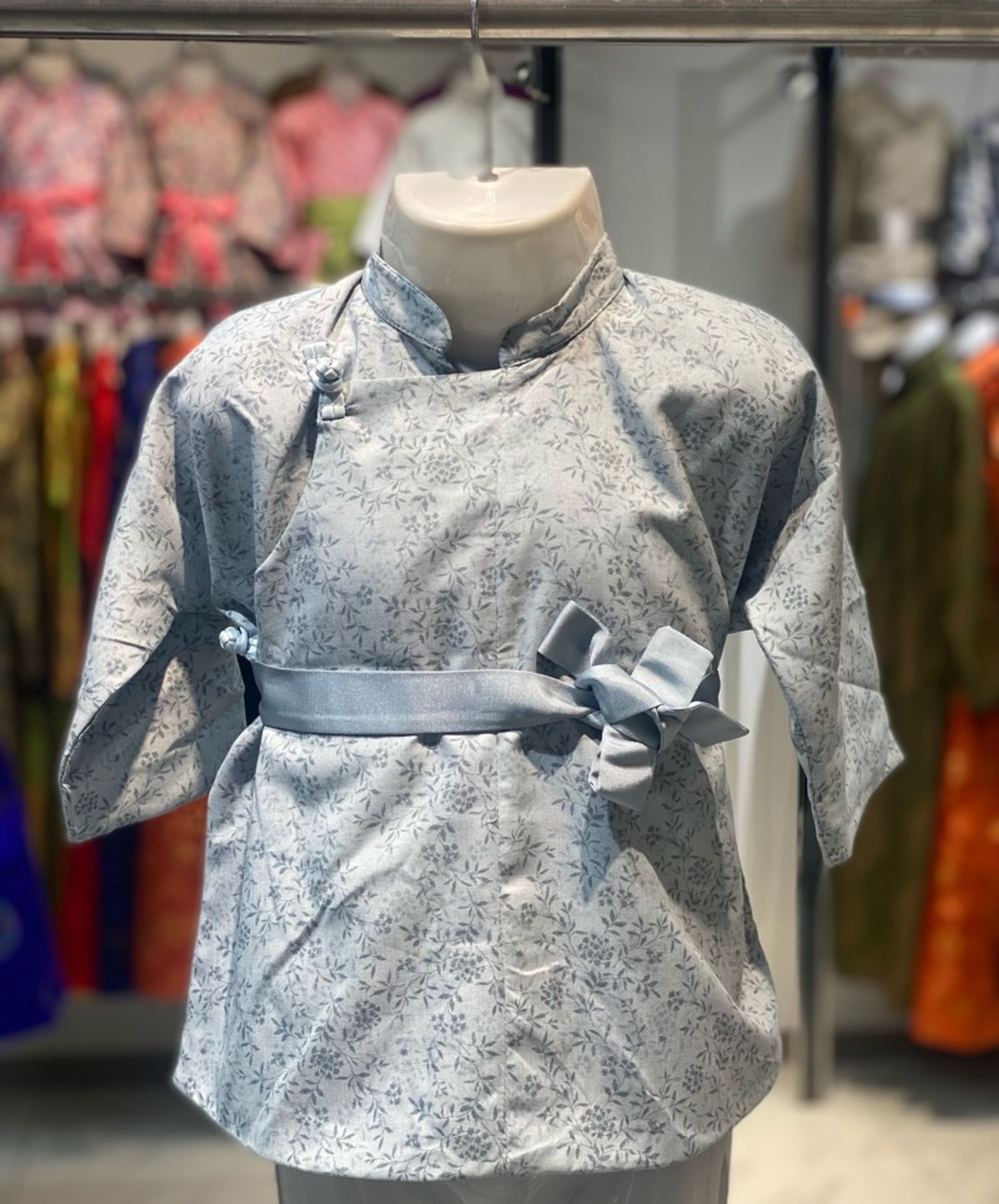 Цэнхэр навчтай саарал баривч