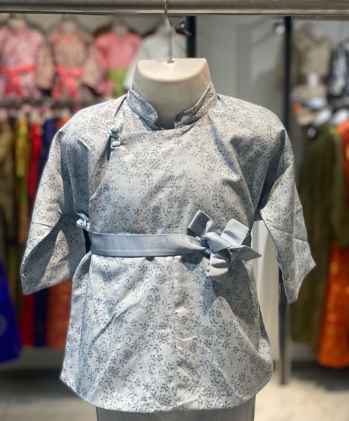 Цэнхэр навчтай саарал баривч