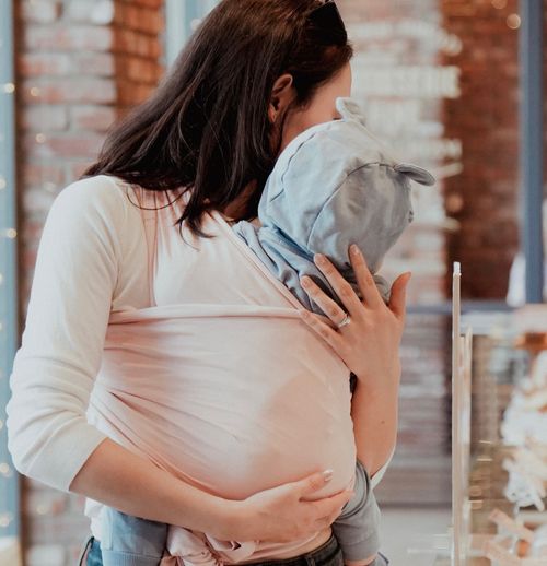 ⁣Хүүхдээ урагш нь харуулж үүрч болох уу?⠀