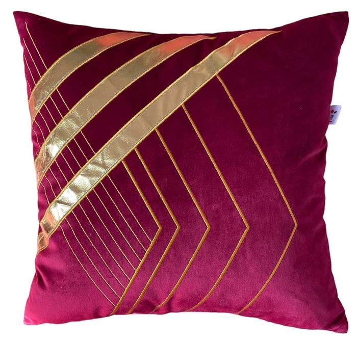 Улаан хамбан дээр хатгамалтай