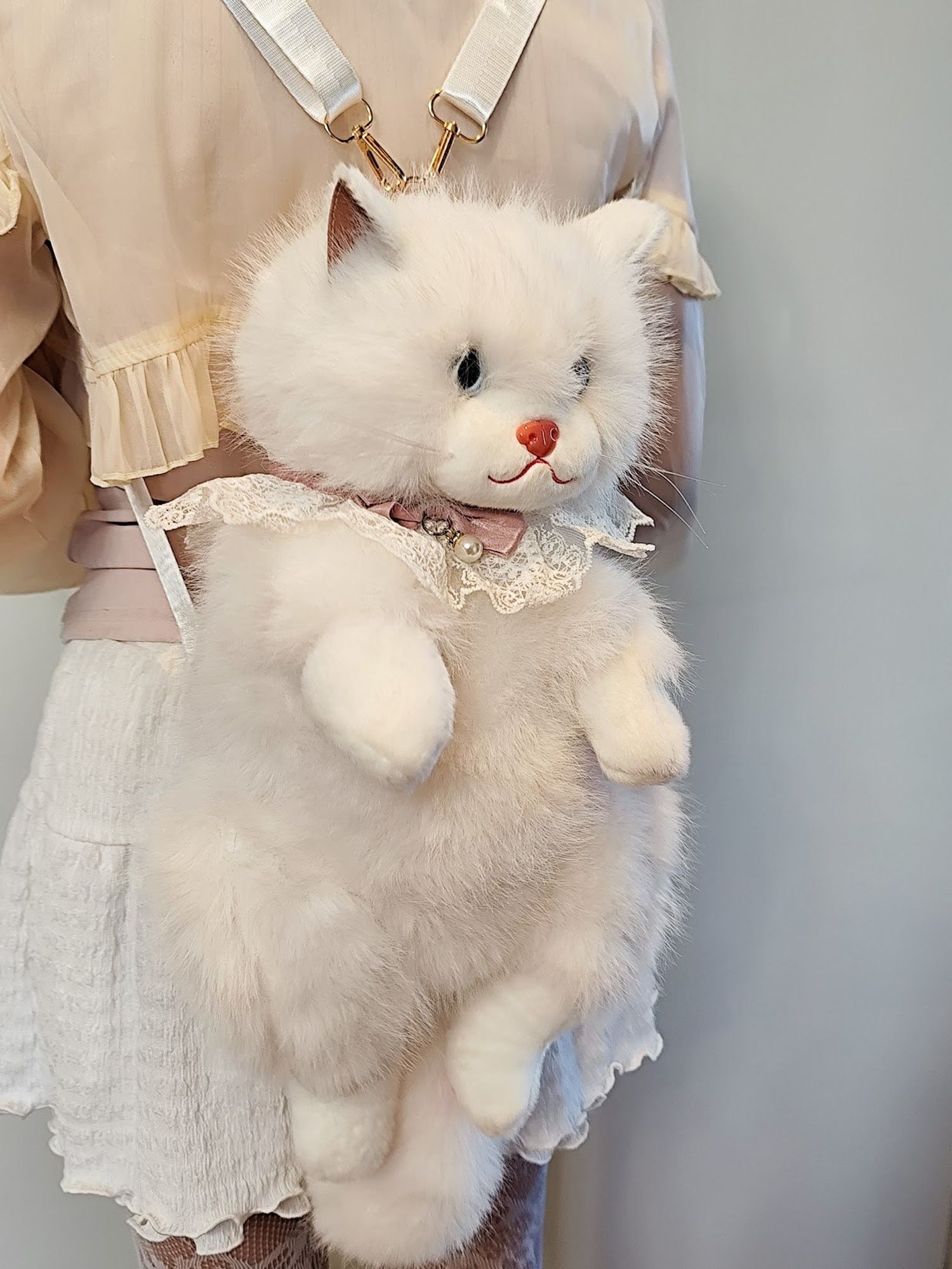 Чихмэл мууртай цүнх цагаан