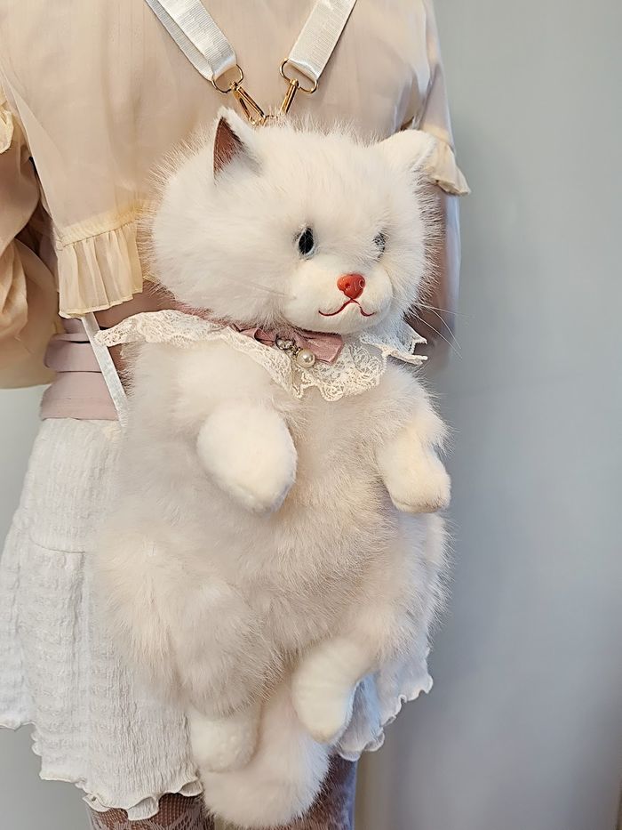 Чихмэл мууртай цүнх цагаан