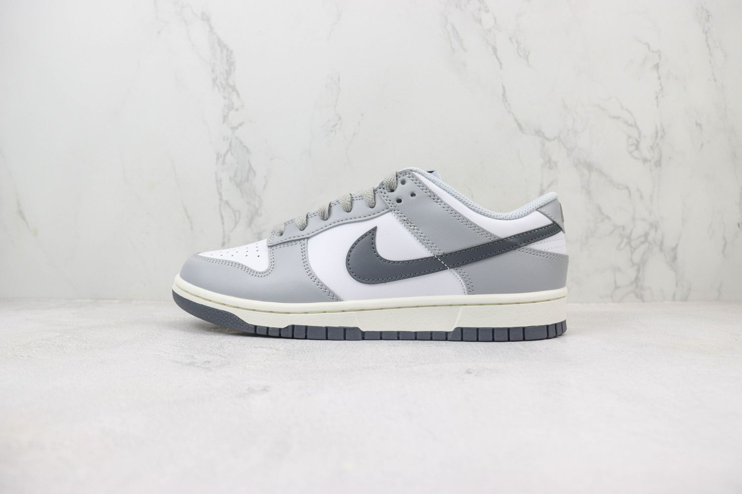NIKE DUNK LOW PLATINUM TINT LIGHT CARBON