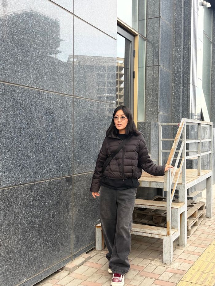 Хар малгайгүй, нимгэн , өдөн куртик 