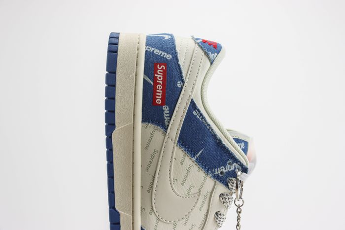 Nike SB Dunk Low x supreme 102