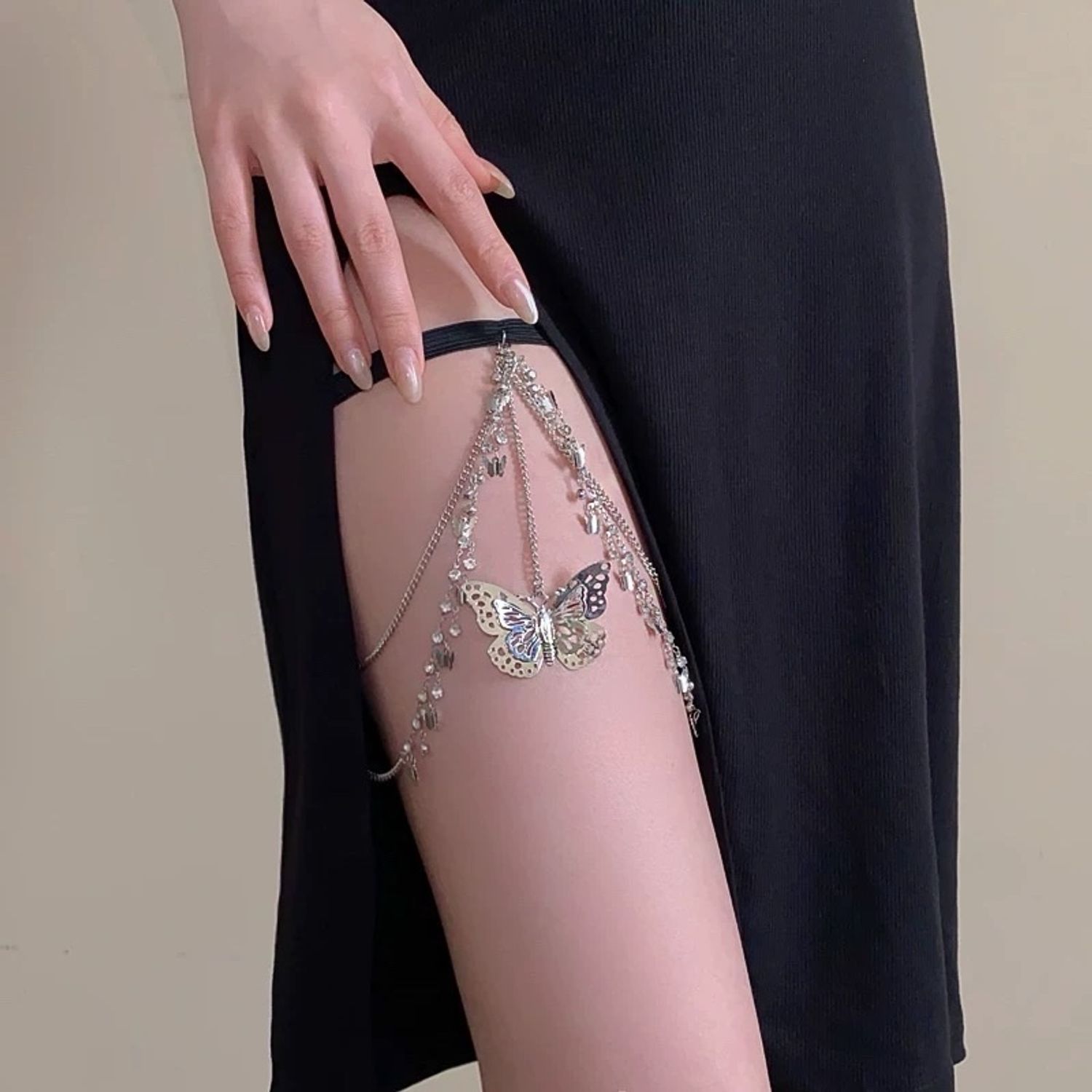 Гуяны зүүлт мөнгөлөг эрвээхэйтэй