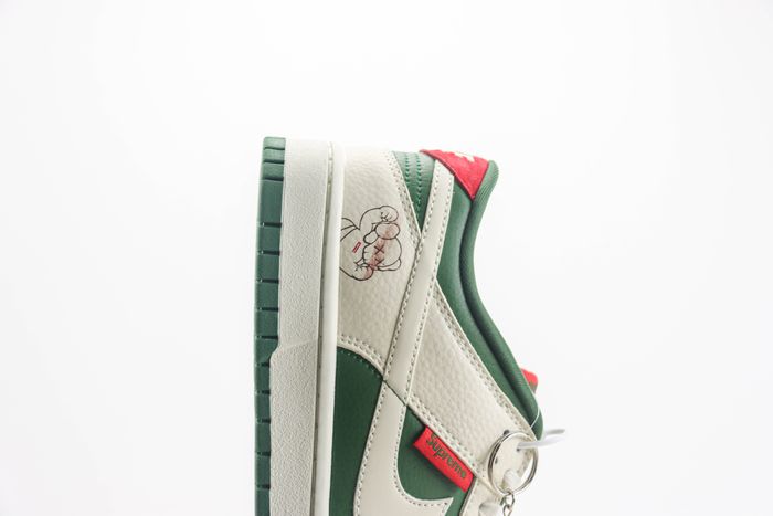 Nike SB Dunk Low x supreme x KAWS