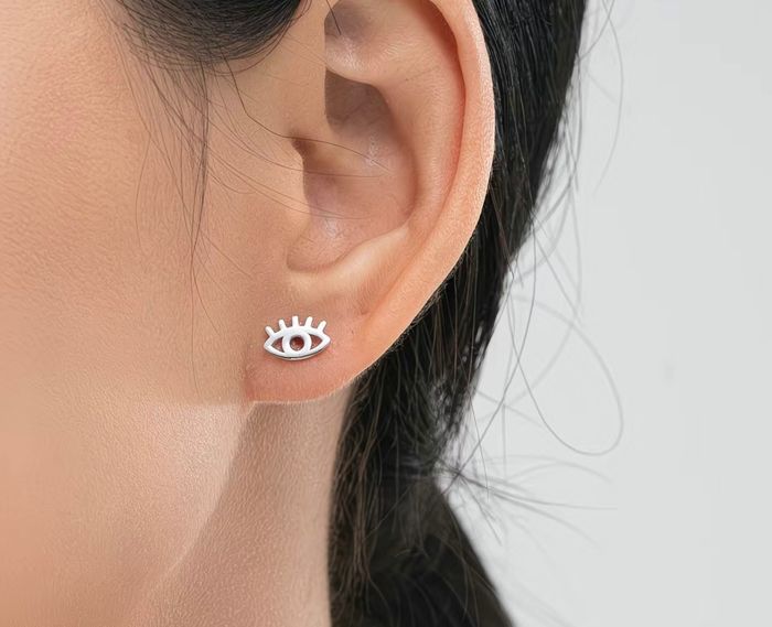 сормуустай нүдэн ээмэг