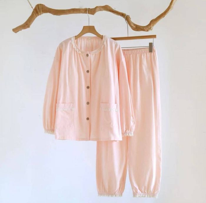 Зөөлөн муслин даавуун эмэгтэй