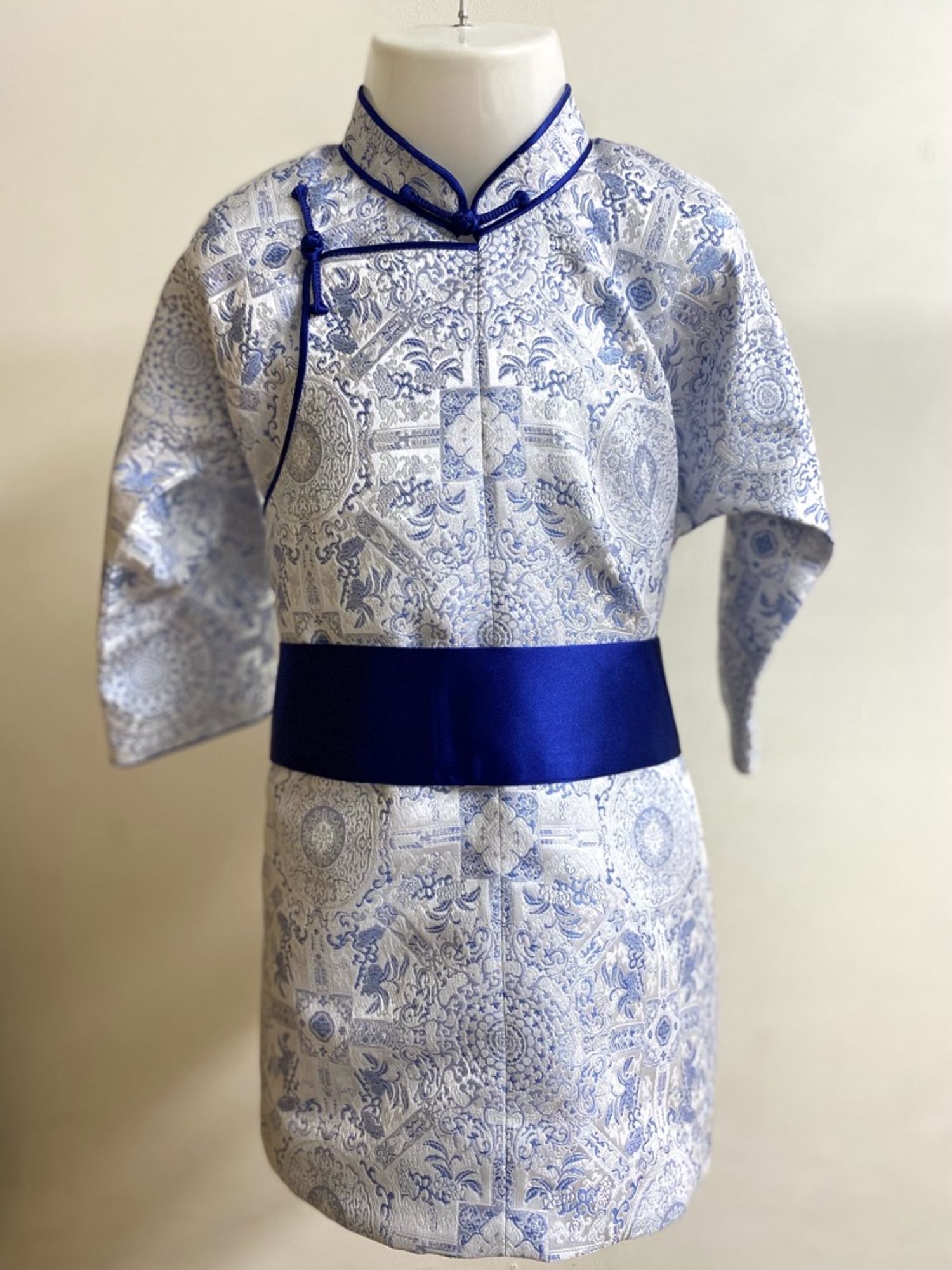 Очир хээтэй цэнхэр торгон дээл