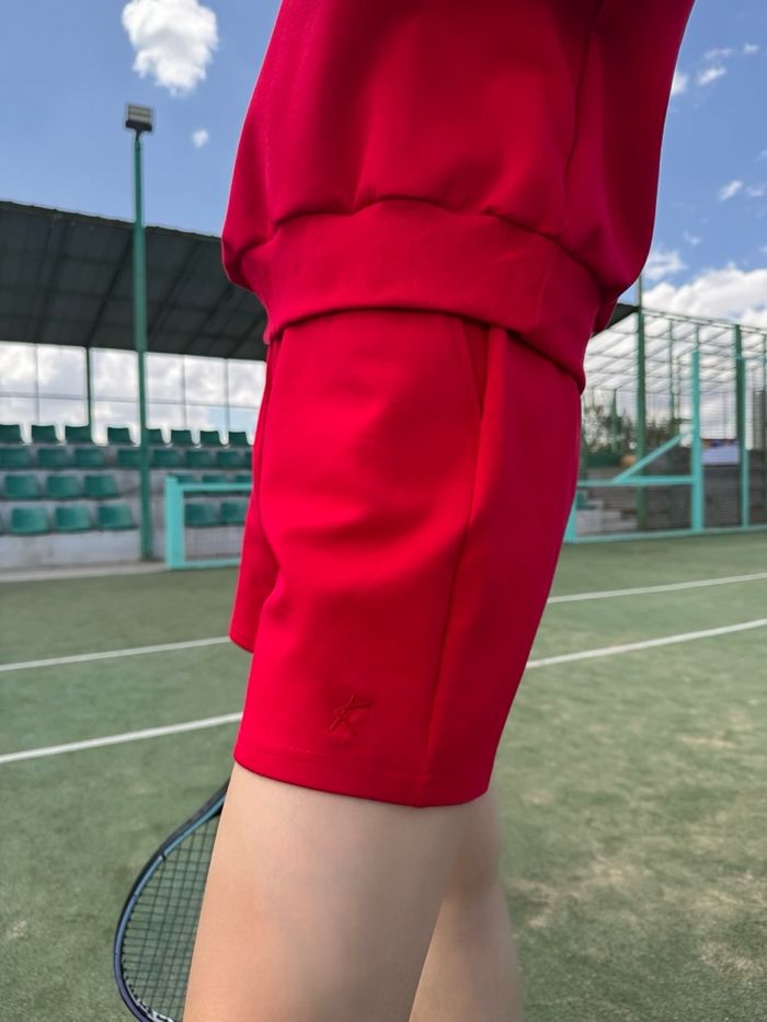 Red short
