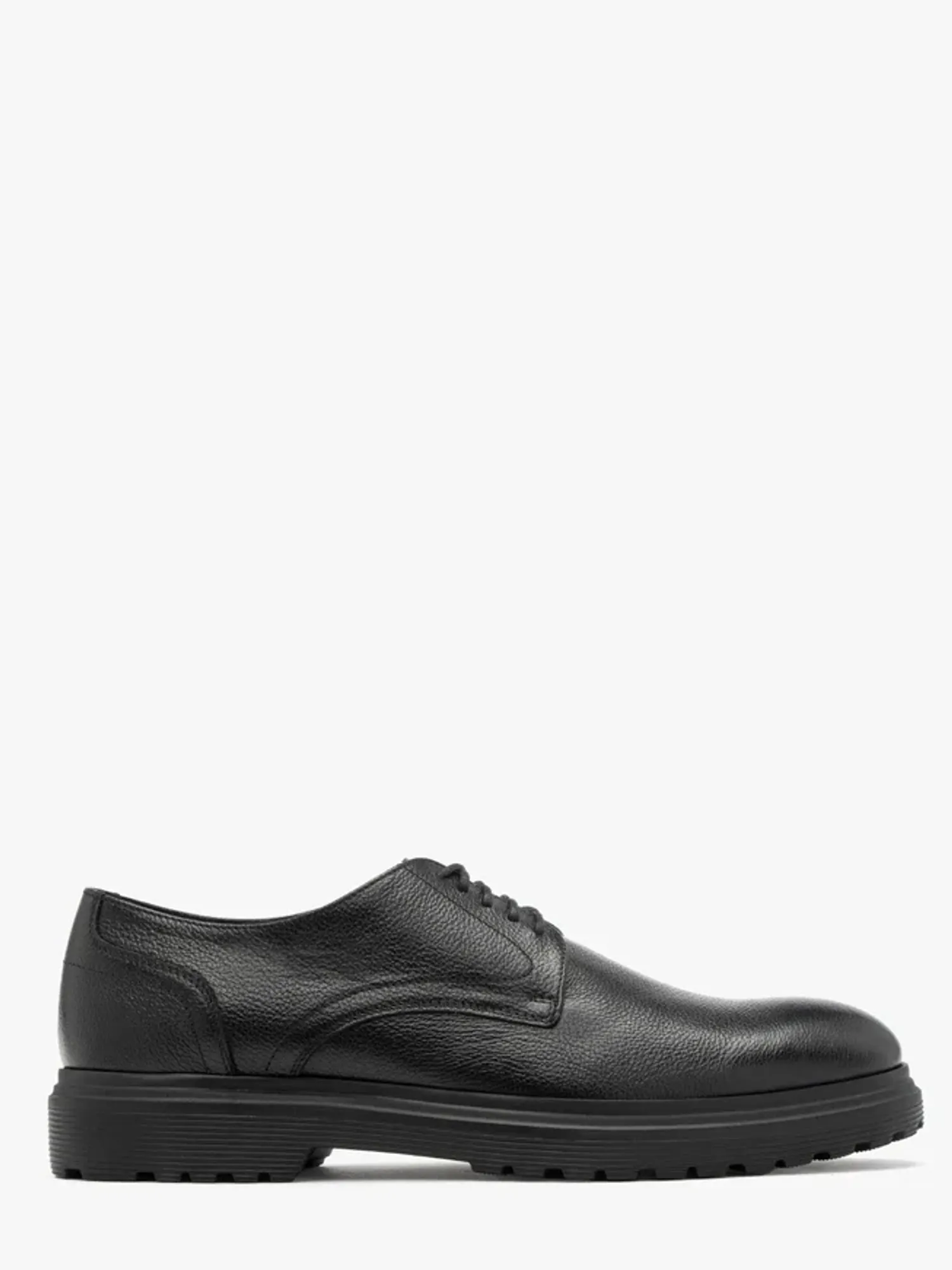 Black men’s shoes with lightweight sole