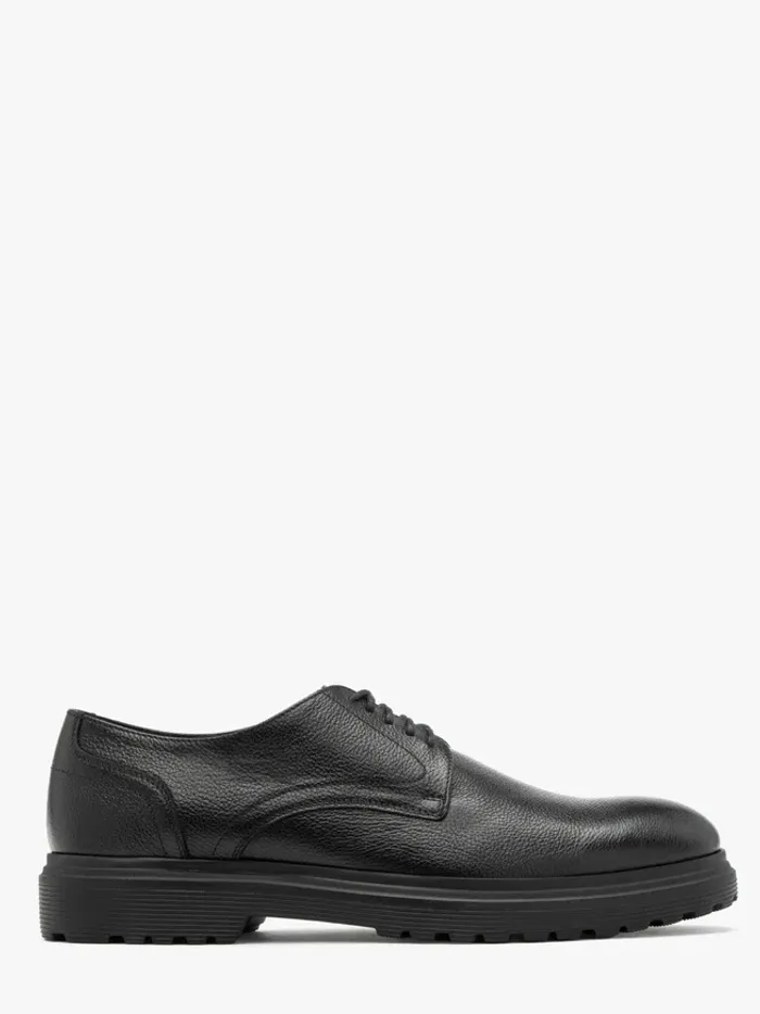 Black men’s shoes with lightweight sole