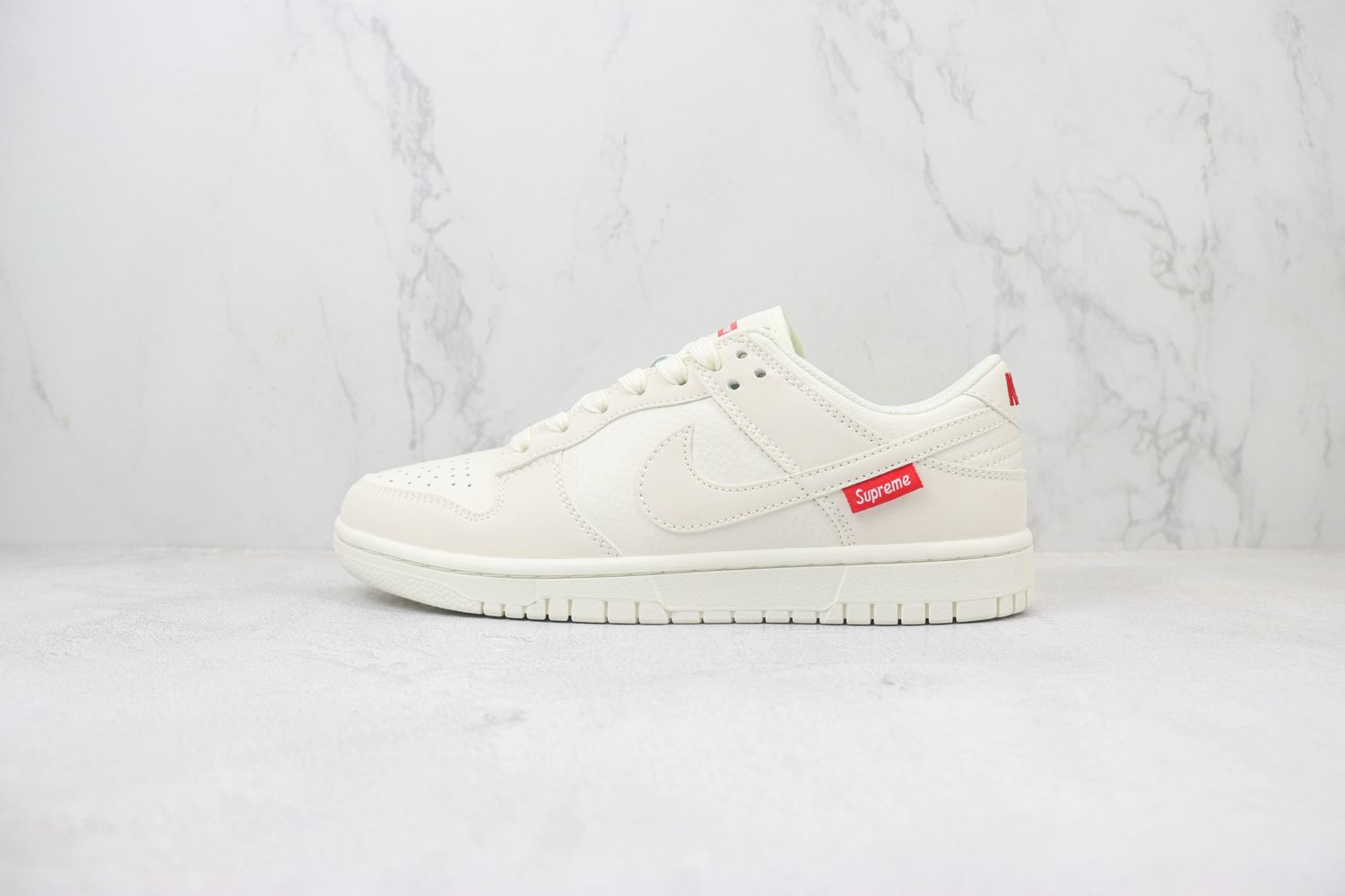 Nike SB Dunk Low x supreme