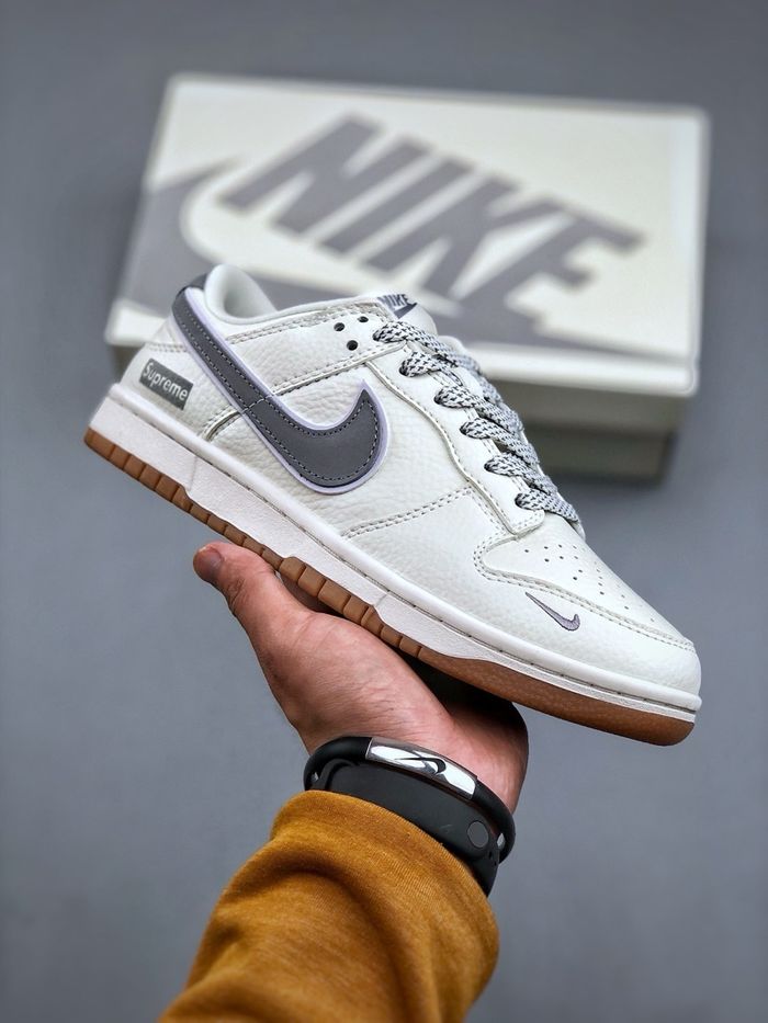 Nike SB Dunk Low x Supreme 