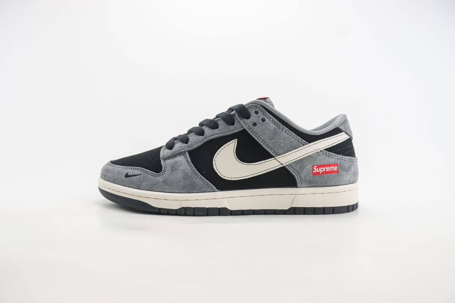 Nike SB Dunk Low x supreme 46 