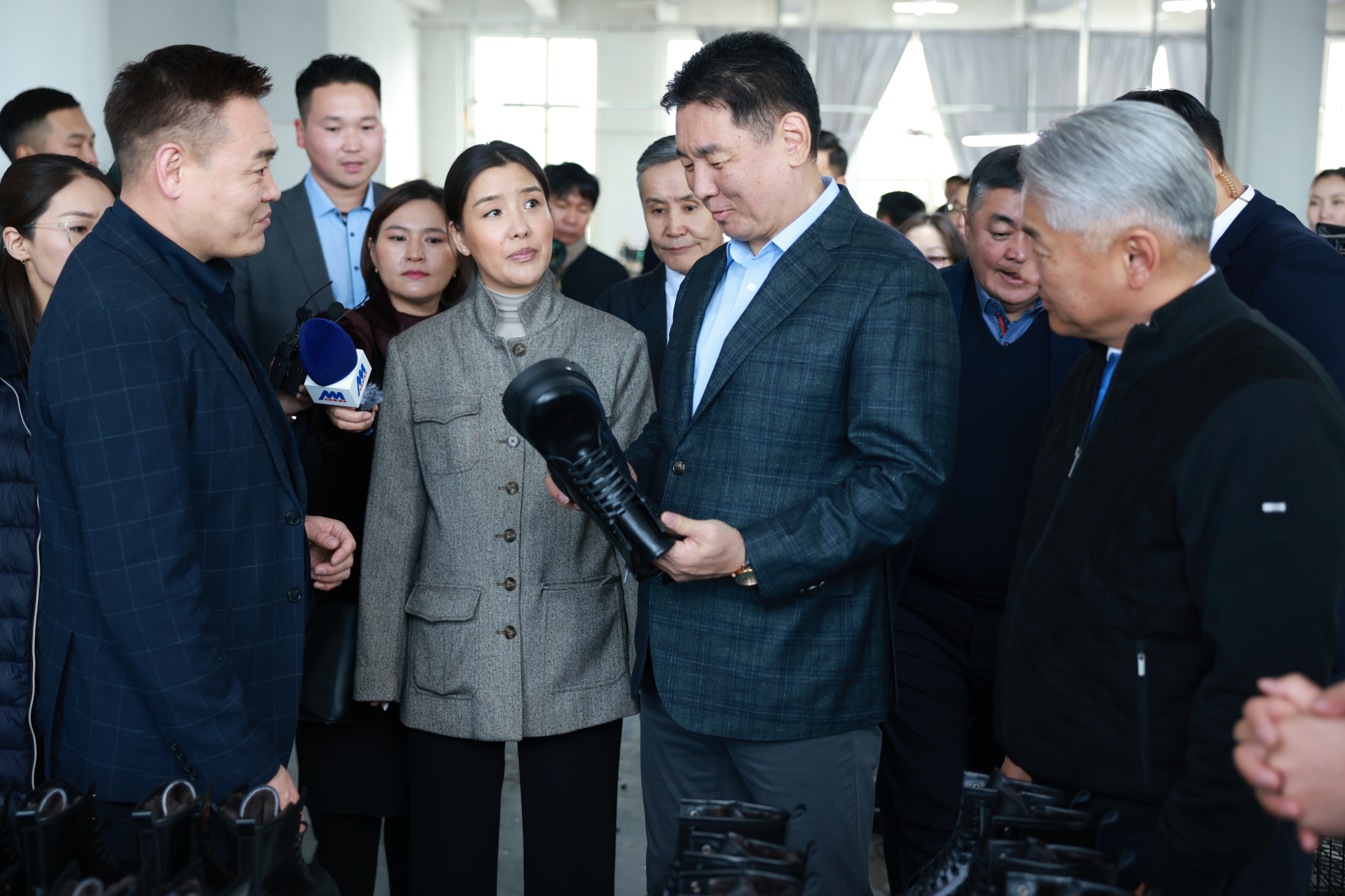 Монгол Улсын Ерөнхийлөгч У.Хүрэлсүх болон ХХААХҮ-ийн сайд Ж.Энхбаяр “Брэнд гутал” ХХК-ийн үйл ажиллагаатай танилцлаа