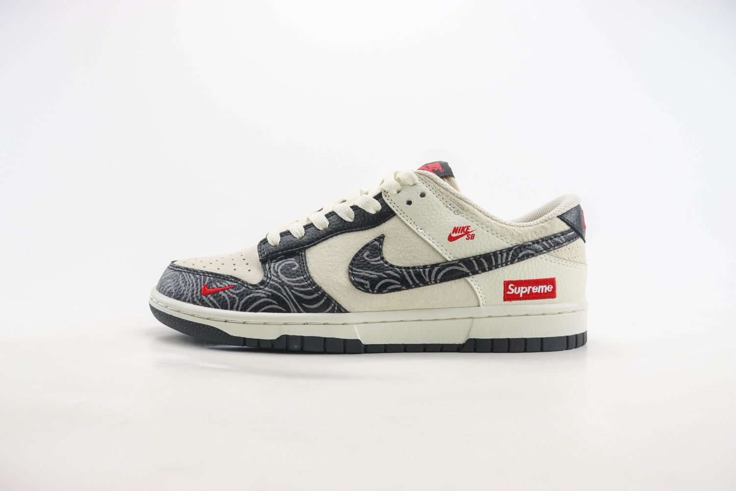 Nike SB Dunk Low x supreme 06