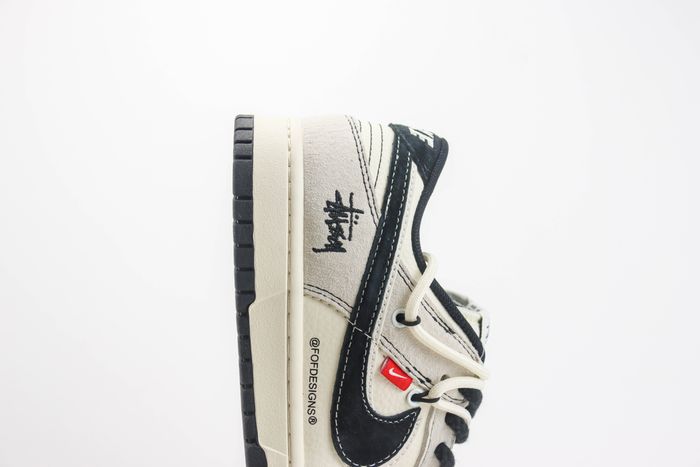 Nike SB Dunk Low x Stussy 32