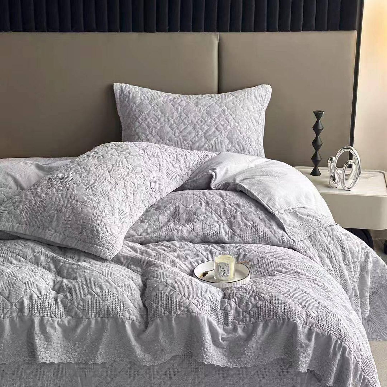 Цэвэр даавуун хөнжилтэй орны бүтээлэг