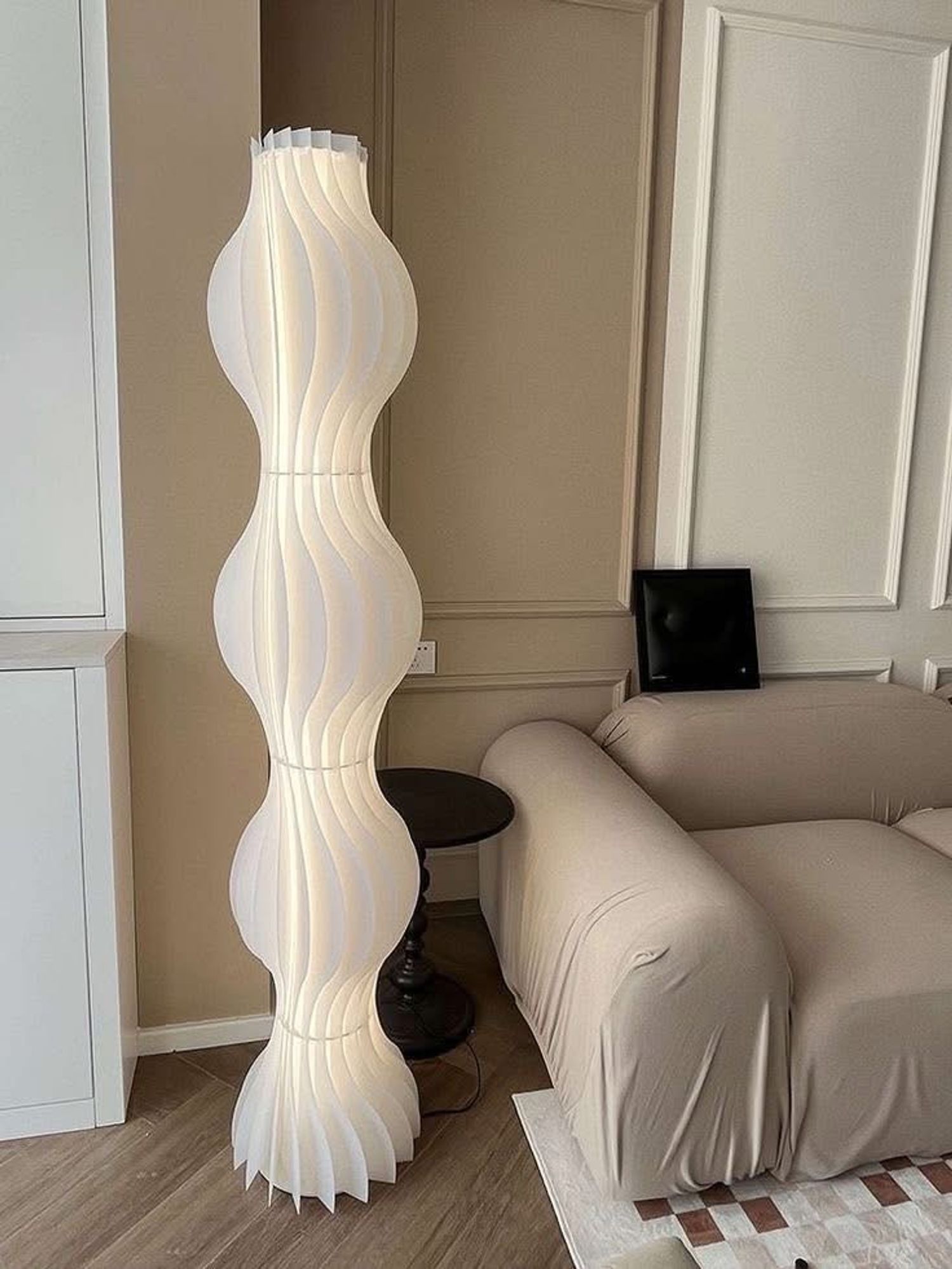 Wavy sofa lamp