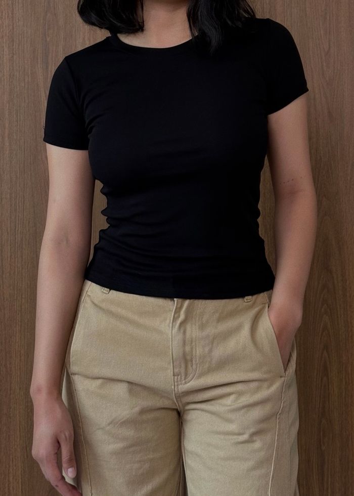 SLIM-FIT STRETCH T-SHIRT / BLACK