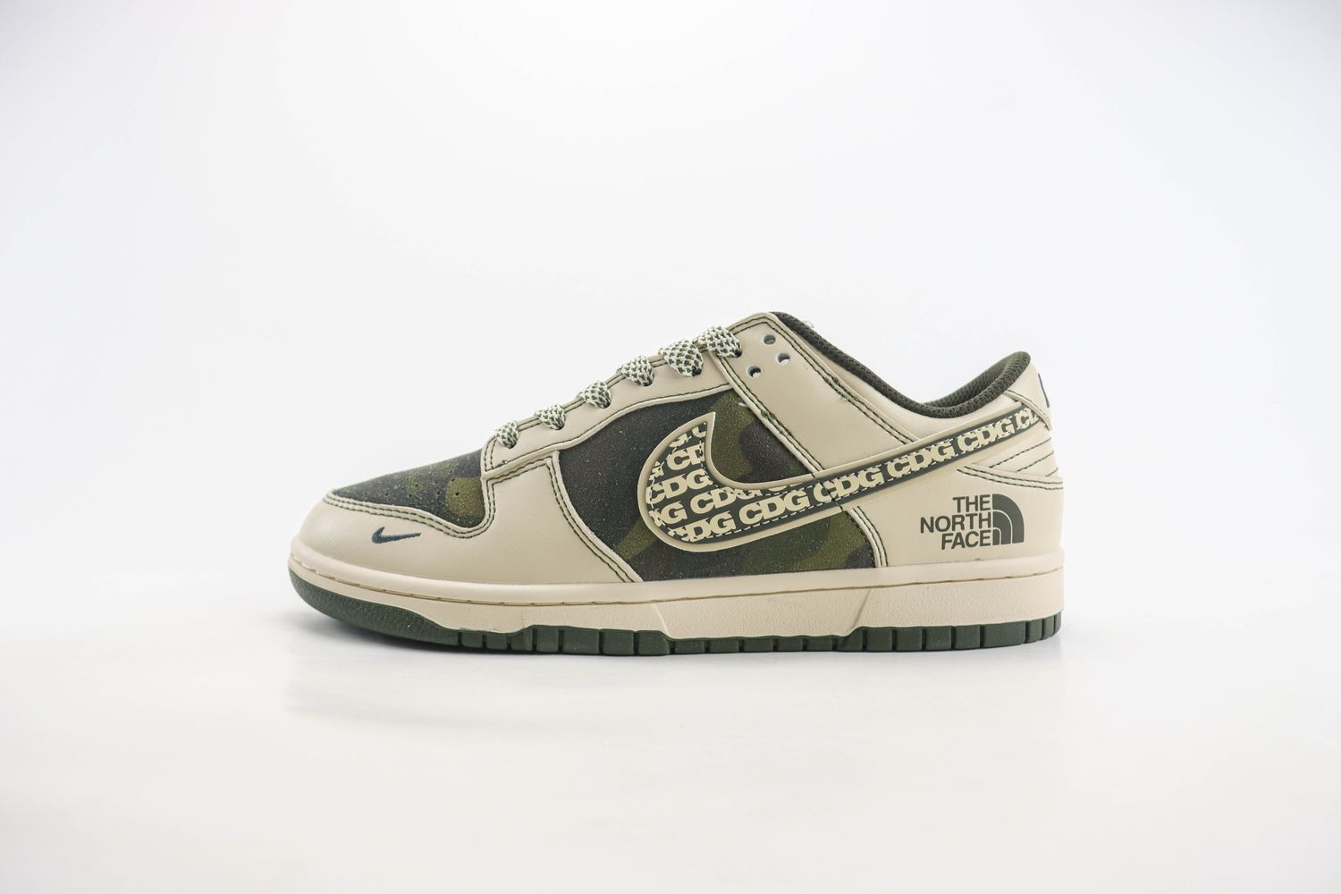  Nike SB Dunk Low x  The North Face 17