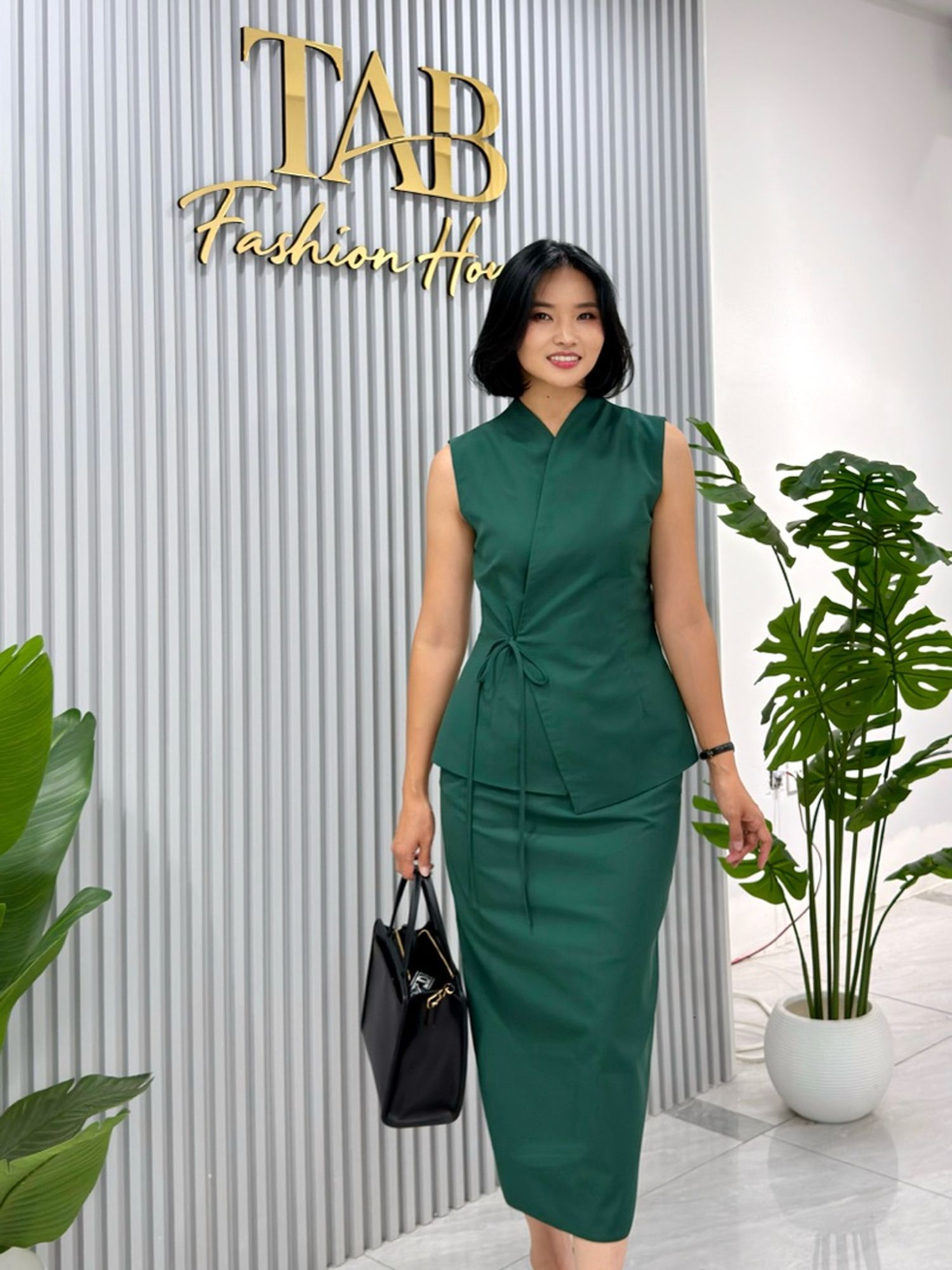 Vest + pencil skirt 💚