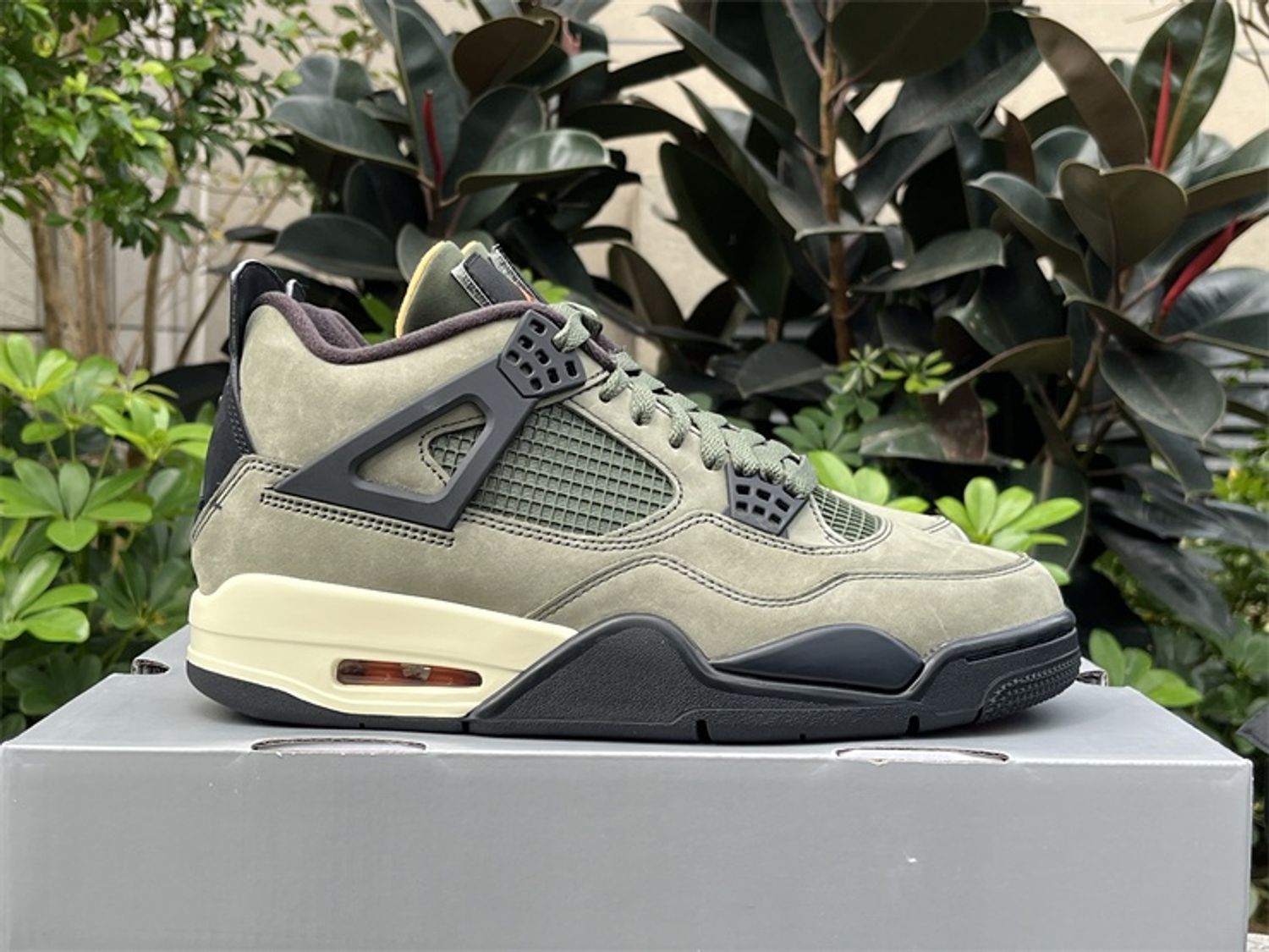 UNDEFEATED x Jordan Air Jordan 4 “Olive Canvas