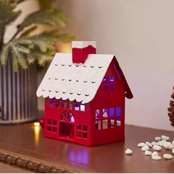 Шинэ жилийн чимэглэлийн байшин