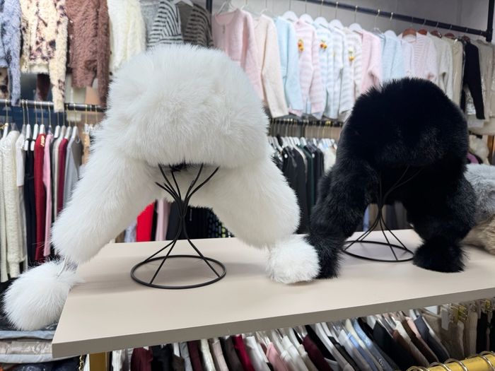 Хөвсгөр үстэй, савхин малгай