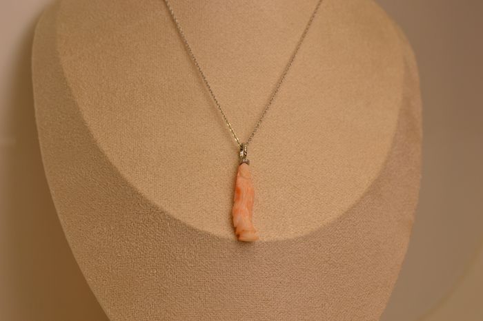 ягаан бурхан сийлбэртэй шүрэн кулон