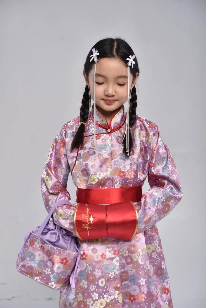 Цэцэгтэй торгон дээл