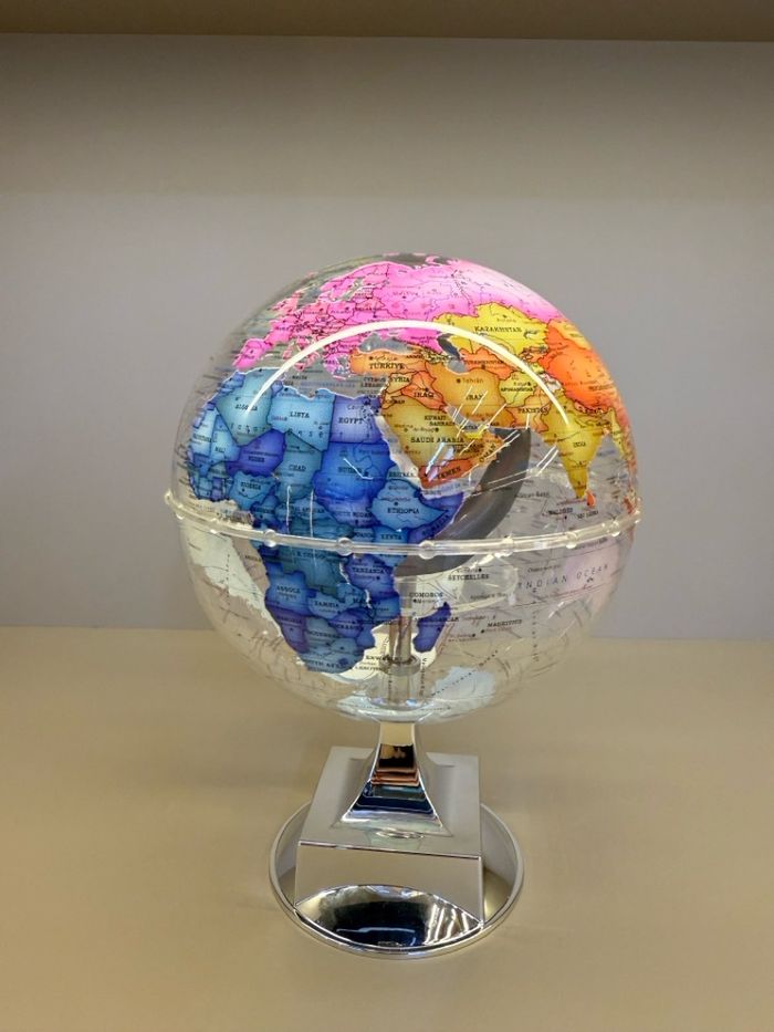 глобус өөрөө эргэдэг