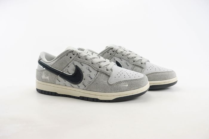 Nike SB Dunk Low x Stussy 42