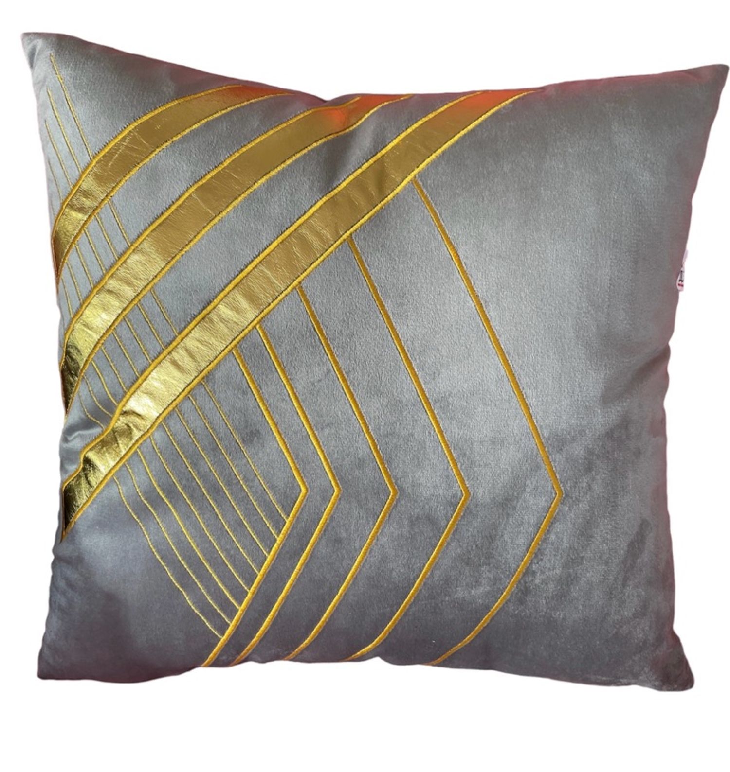 Саарал дээр алтлаг хатгамалтай