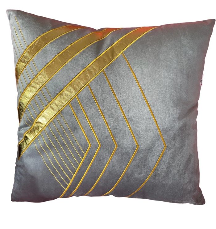 Саарал дээр алтлаг хатгамалтай