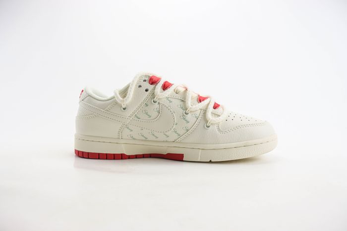 Nike SB Dunk Low x Stussy 31