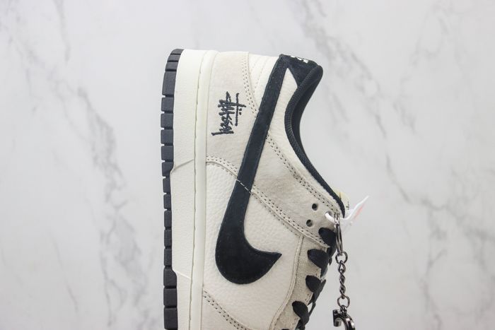 Nike SB Dunk Low x Stussy 136