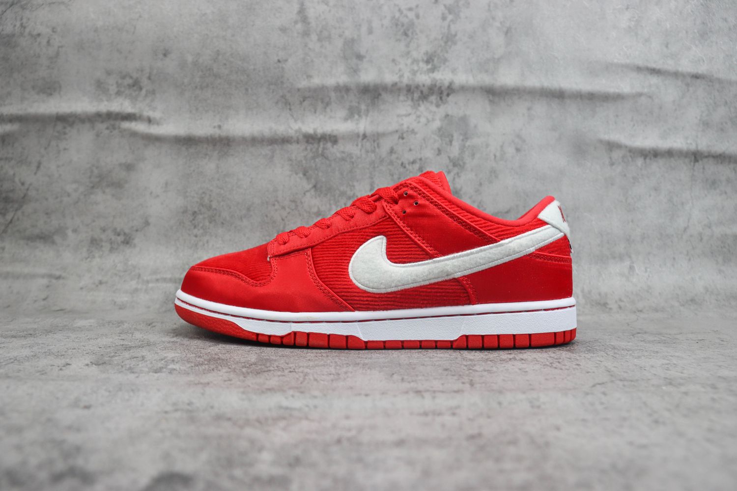 Nike Dunk Low Valentine's Day 