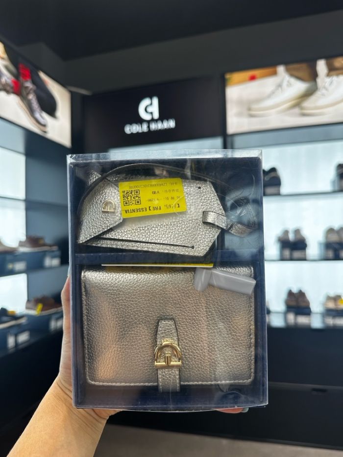 COLE HAAN PASSPORT CASE NAME TAG