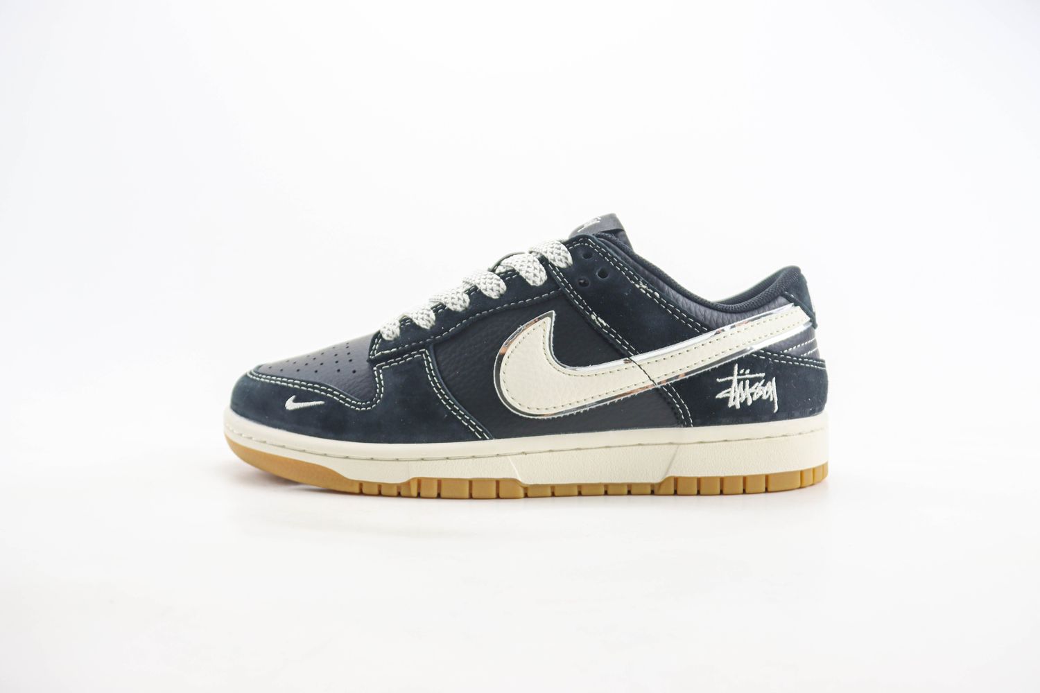 Nike SB Dunk Low Stussy 02 
