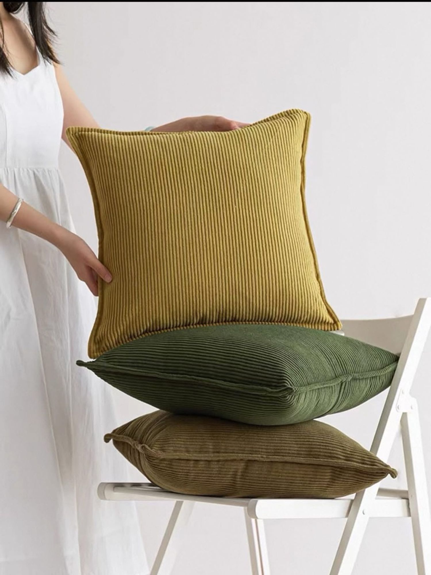 Цулгуй өнгийн дэр