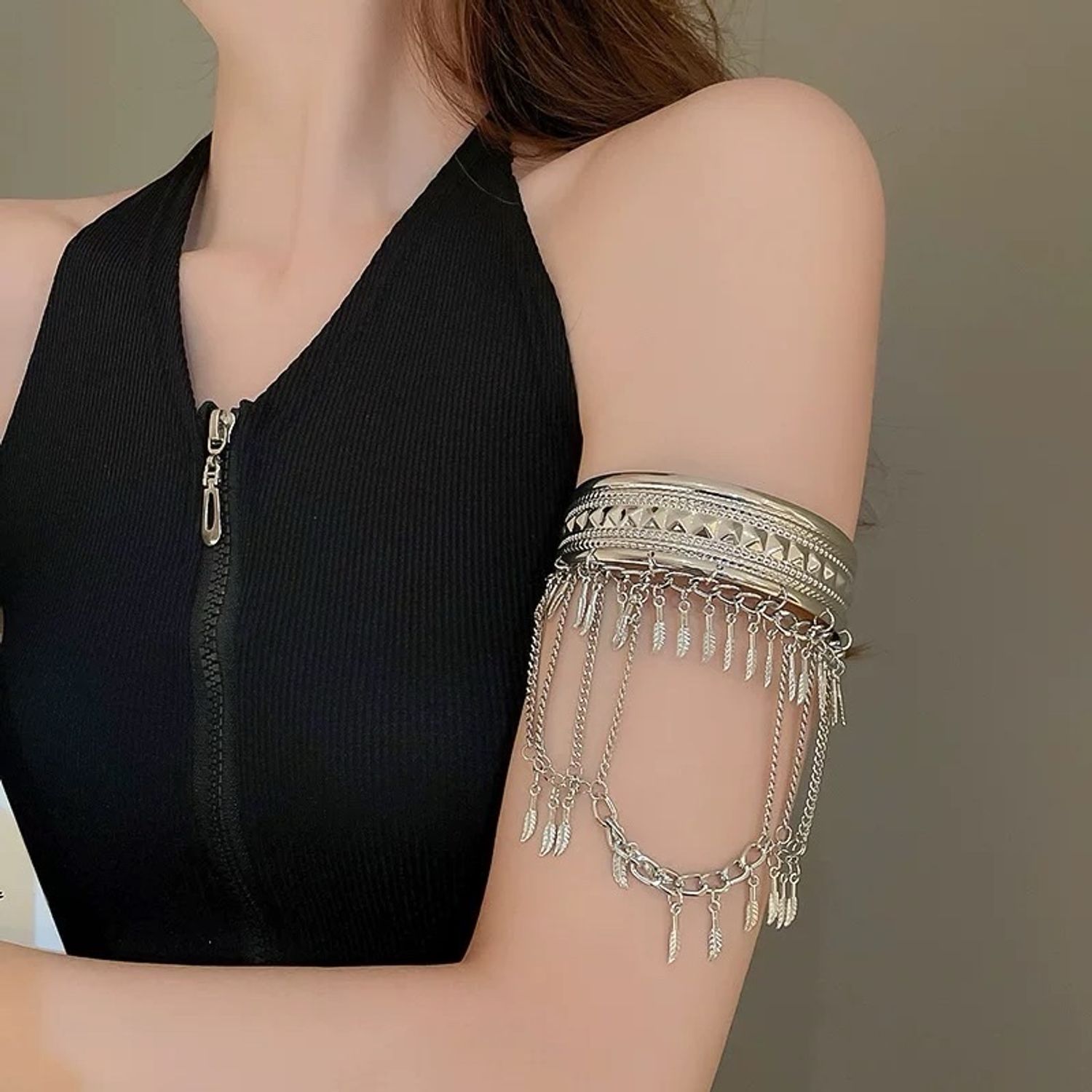 Бугалганы гоёл цацагтай мөнгөлөг