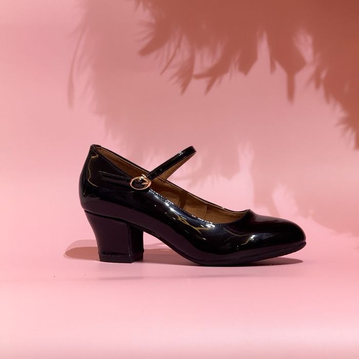 Бүжгийн гутал /өргөн өсгийтэй/